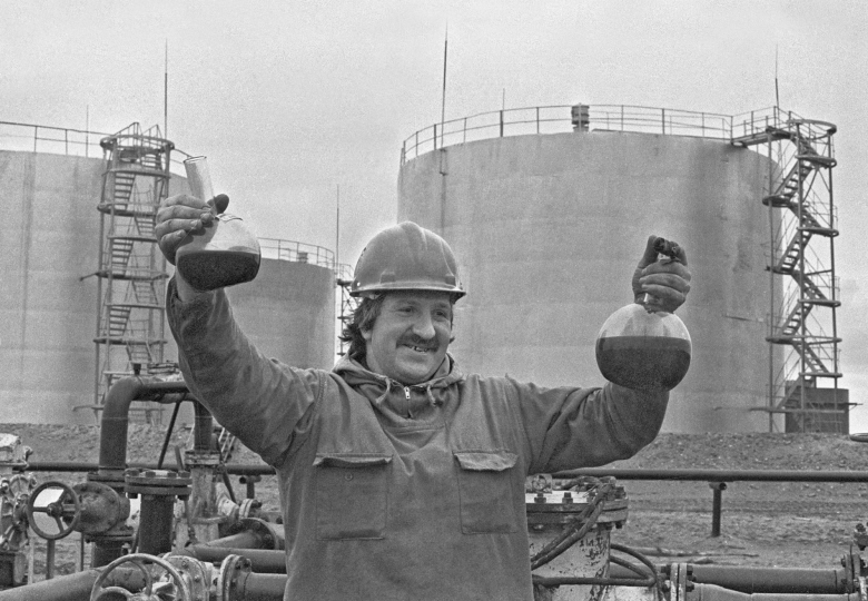 Опытно-промышленная добыча нефти на острове Колгуев в Баренцевом море. 1987.