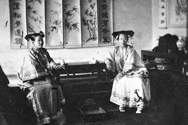 Две жены в традиционном китайском доме были обыденным явлением. (Китай, 1869 год. Фото: John Thomson/Global Look Press)