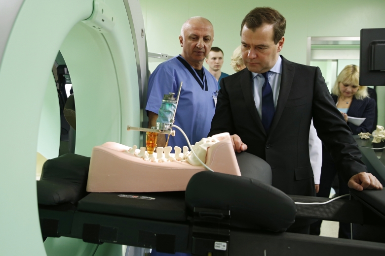 Дмитрий Медведев во время посещения больницы. Фото: Дмитрий Астахов / РИА Новости