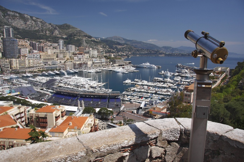 Вид на яхтенный порт Монако со смотровой площадки дворца Гримальди