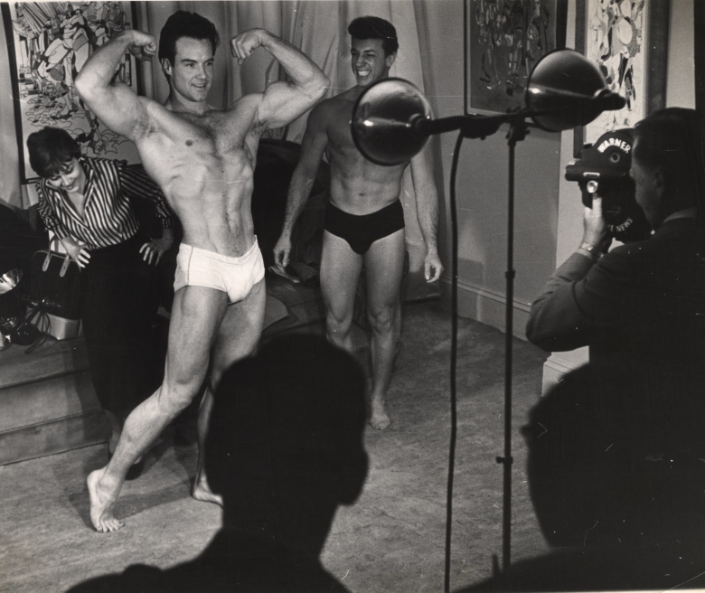 Конкурс красоты среди мужчин. В жюри французская художница (на заднем плане). Нью-Йорк, 1950. Фото: Arthur Fellig / International Center of Photography / Getty Images