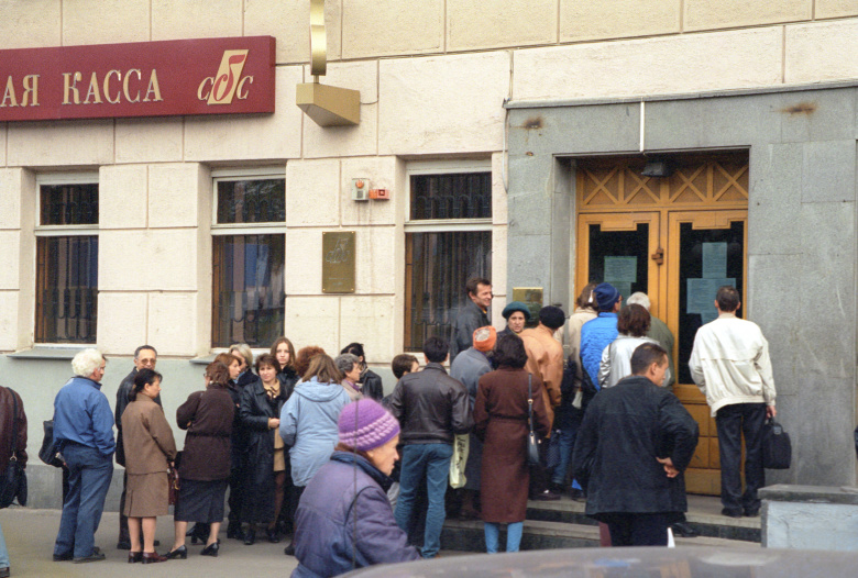 Клиенты банка СБС-АГРО стоят в очереди в надежде получить свои вклады. Фото: Ираклия Чохонелидзе / ТАСС