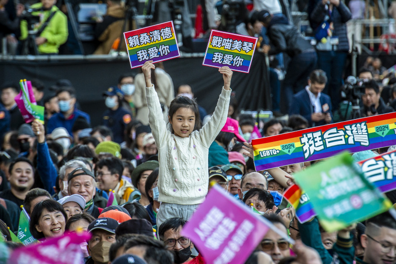 Сторонники кандидата в президенты от Демократической прогрессивной партии Лай Цзиндэ в ожидании окончательных результатов голосования перед штаб-квартирой партии в Тайбэе, Тайвань, 13 января 2024 года