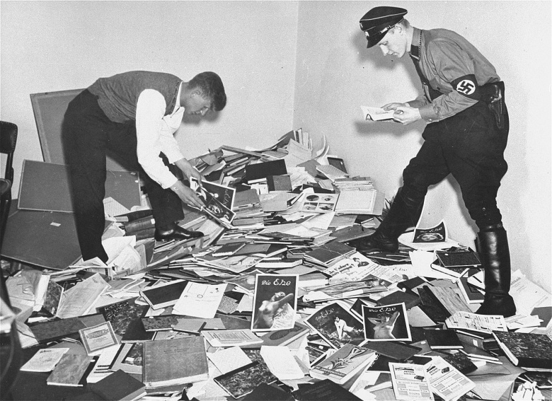 Студенты-нацисты громят библиотеку Института сексуальных исследований. Берлин, 6 мая 1933 года