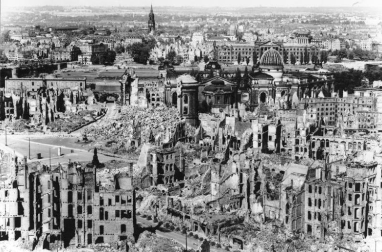 Разрушенный после англо-американской бомбёжки Дрезден, весна 1945 года
