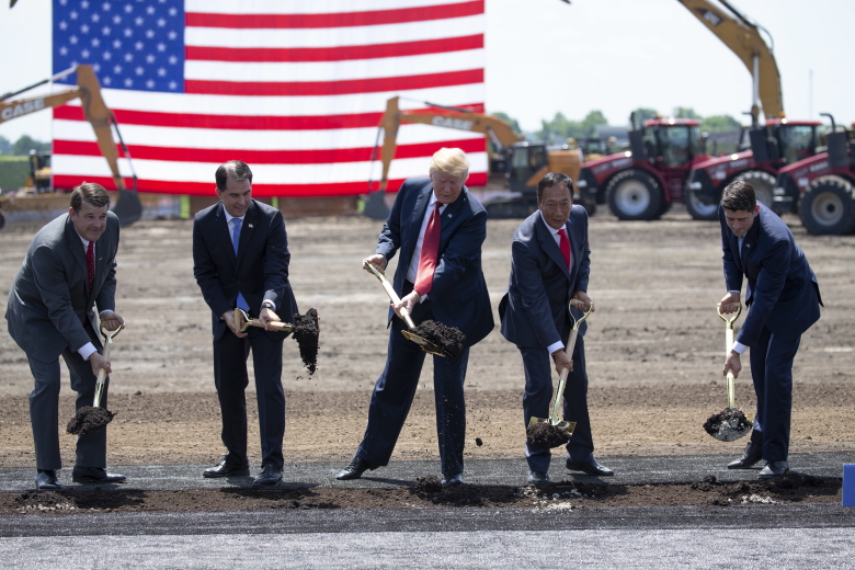 Дональд Трамп и Терри Гоу (справа от президента). Фото:Jeffrey Phelps / EPA / TASS