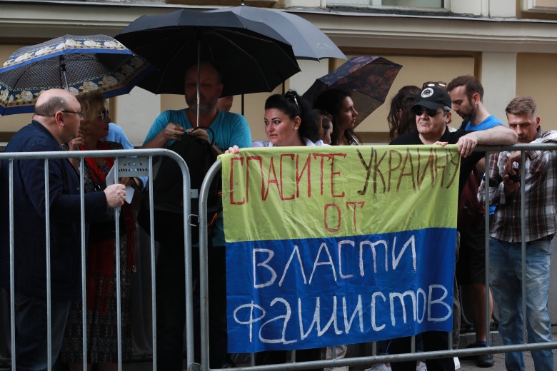 Акция у здания посольства Украины в Москве в поддержку журналиста Кирилла Вышинского. Фото: Антон Денисов / РИА Новости