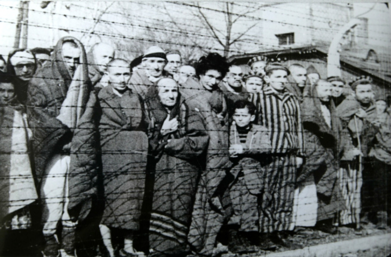 Узники Аушвиц-Биркенау вскоре после освобождения лагеря советскими войсками в январе 1945 г.