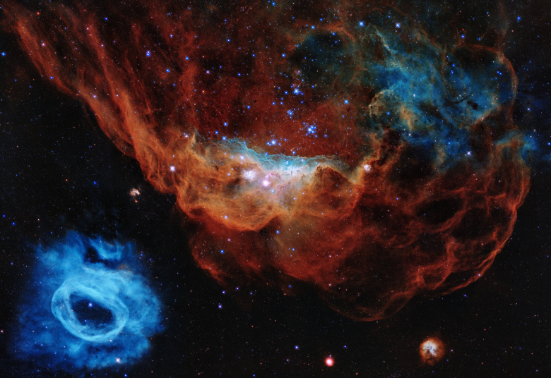 Фото, полученное с помощью космического телескопа «Хаббл», демонстрирует «звездные ясли» — огромный регион образования новых звезд в Большом Магеллановом облаке. Эта галактика-спутник Млечного Пути удалена от нас примерно на 163 000 световых лет.
