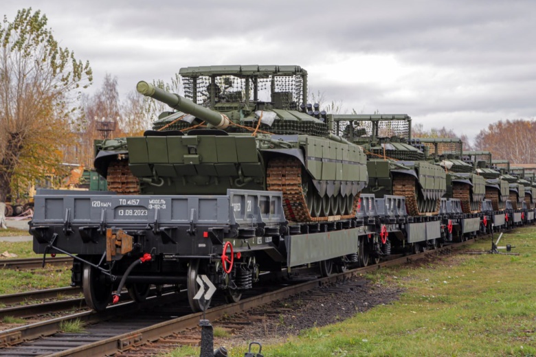 Новые танки «Уралвагонзавода» с «мангалами» на башне