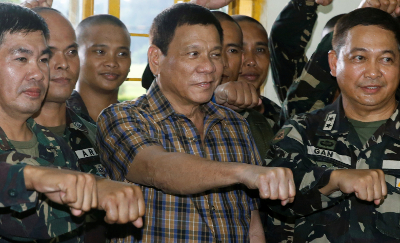 Глава Филиппин Родриго Дутерте с военнослужащими в ходе визита в военный лагерь, Филиппины