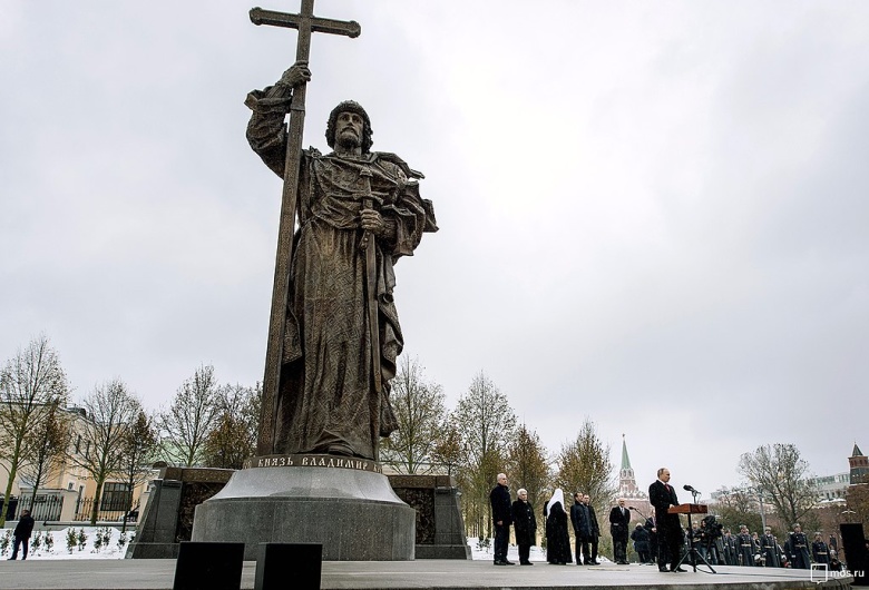 Памятник князю Владимиру на Боровицкой площади в Москве в день открытия. Источник: wikipedia.org