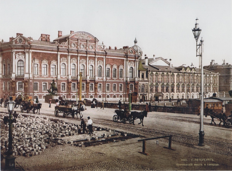 Почтенная традиция благоустройства: дорожные работы на Аничковом мосту. Санкт-Петербург, 1896 год