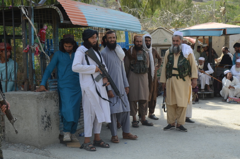 Талибы на пограничном переходе Торкам между Афганистаном и Пакистаном, 21 августа 2021 года. Фото: Hussain Ali/Global Look Press/Keystone Press Agency