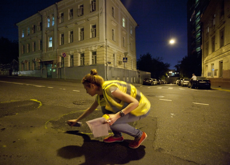 Акция "Рассерженные горожане" по привлечению внимания к проблемам асфальтового покрытия. Фото: Павел Головкин / ТАСС