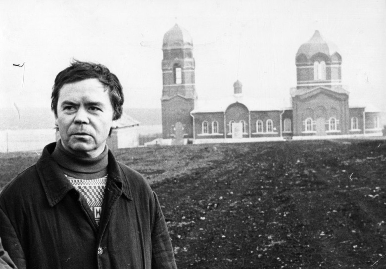 Валентин Распутин в селе Монастырщино близ Куликова поля, 1978