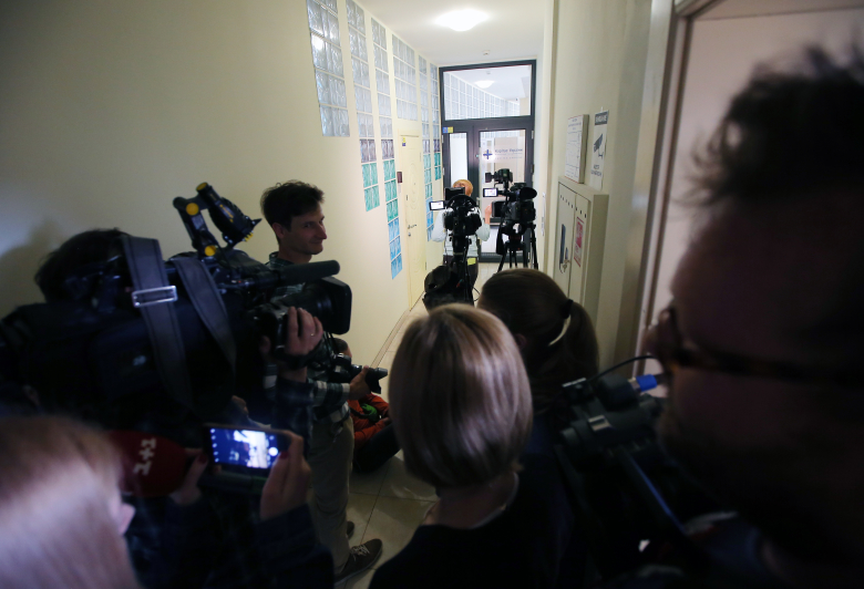 Журналисты у офиса РИА Новости Украина в Киеве, где СБУ проводит обыски. Фото: РИА Новости