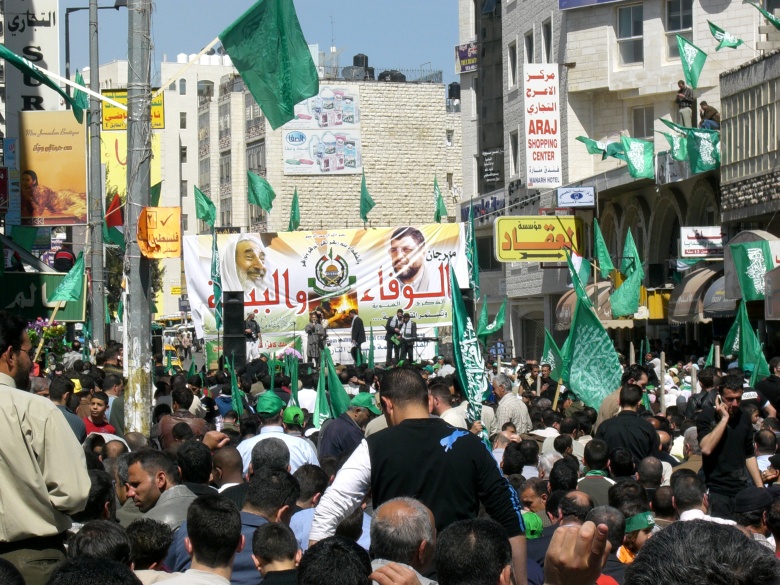Предвыборный митинг активистов ХАМАС. Рамалла, 2006 год. На постере — ликвидированные израильтянами лидеры боевиков Ахмед Ясин (слева) и Абдель Рантиси