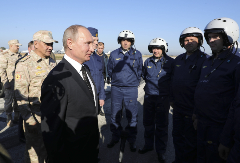 Владимир Путин с российскими военными на базе Хмеймим. Фото: Mikhail Klimentyev / Sputnik / Reuters