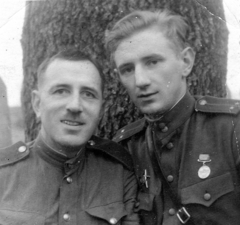 Лейтенант Анатолий Злобин-Кутявин (справа) и его отец, старшина Павел Злобин-Кутявин. Пройдя всю войну на разных фронтах, они ничего не знали о судьбе друг друга и случайно встретились уже в Германии весной 1945 года.