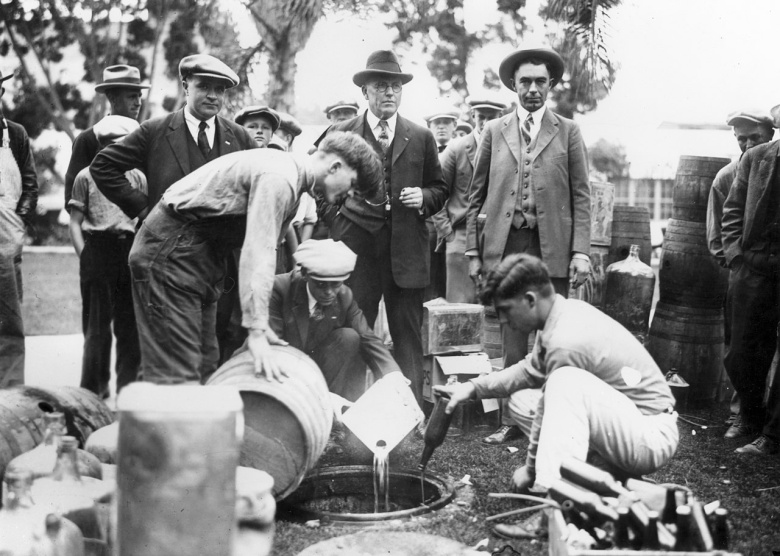Калифорнийские полицейские сливают в канализацию конфискованный алкоголь, 1925 год