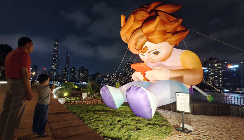 «Мальчик с мобильным телефоном» — мембранная фигура на воздушной подушке, разработанная для Шанхайского международного фестиваля