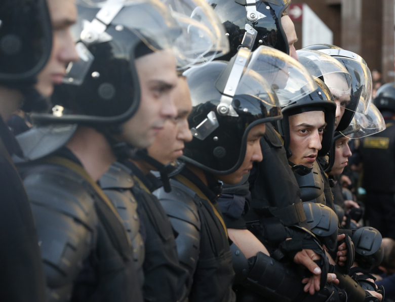 ОМОН во время акции протеста. Фото: Reuters / Grigory Dukor
