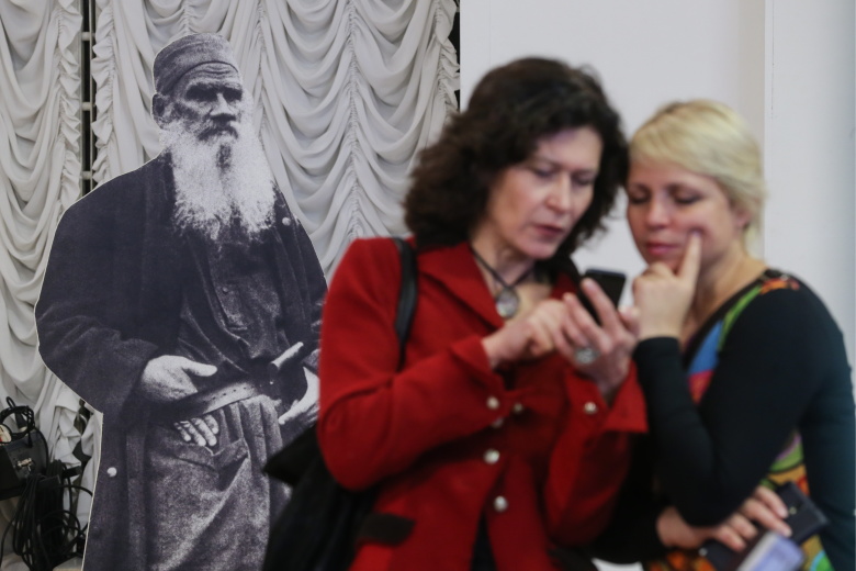 Посетительницы  на выставке в Музее современной истории России. Фото: Сергей Савостьянов / ТАСС