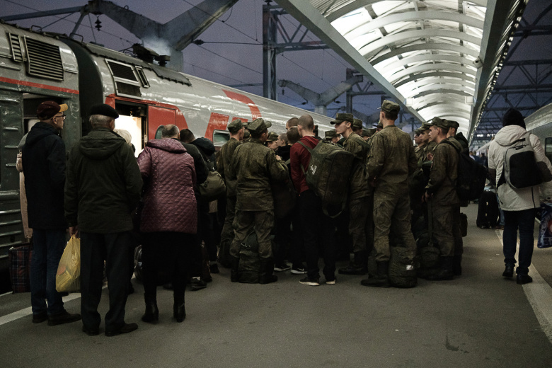 Солдаты и провожающие родственники перед посадкой на поезд до Белгорода.