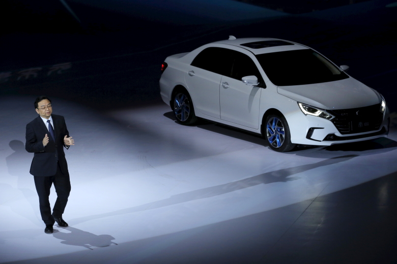 Ван Чуаньфу на презентации автомобиля с гибридным двигателем Qin. Фото: Kim Kyung Hoon / Reuters