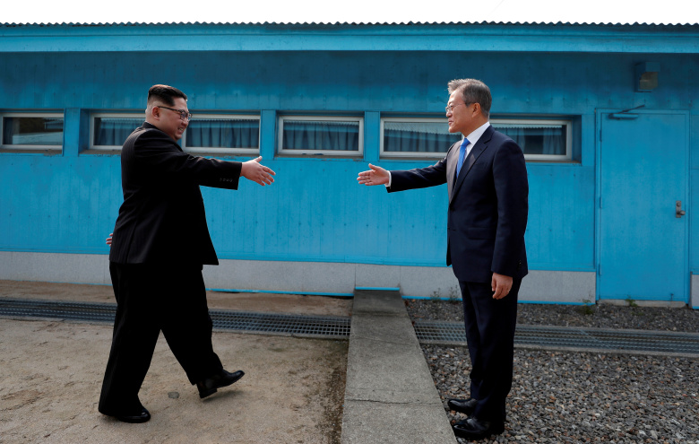 Ким Чен Ын и Мун Джэин пожимают руки в демилитаризованной зоне Пханмунджом. Фото: Korea Summit Press Pool / Reuters