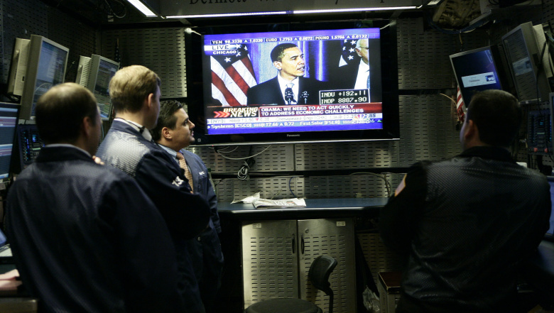 Трейдеры слушают выступление Барака Обамы в Нью-Йоркской фондовой бирже