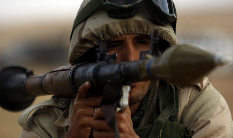 Ливийский мятежник с гранатометом у городе Бин Джавад.