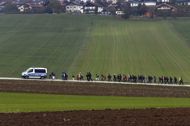 Полицейская машина сопровождает беженцев в регистрационный центр, Германия