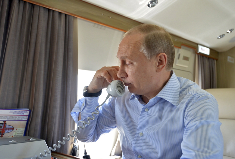 Владимир Путин на борту вертолета.