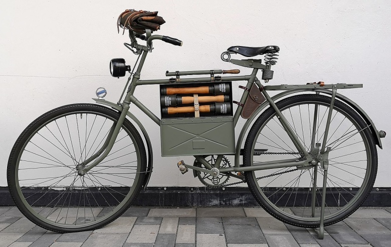 Немецкий войсковой велосипед (Truppenfahrrad) образца 1939 года. Такие велосипеды часто вывозились в качестве трофеев из Германии в СССР (разумеется, без ящика с ручными гранатами на раме).