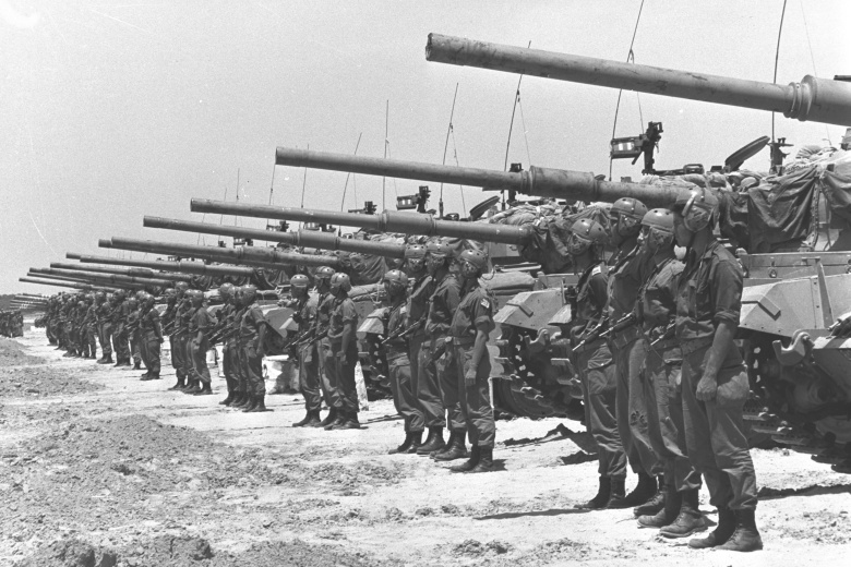 Израильские танки в пустыне Негев у границы с Египтом, конец мая 1967 г.