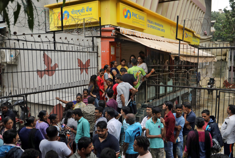 Очередь в банк, Мумбаи. Фото: Francis Mascarenhas / Reuters