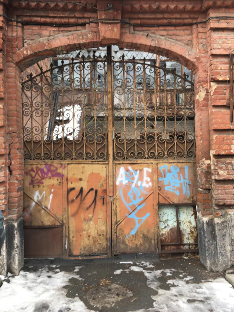 Ворота дома во Владикавказе. Одна из надписей содержит название экстремистской организации, деятельность которой запрещена на территории РФ (фото 2021 г.)