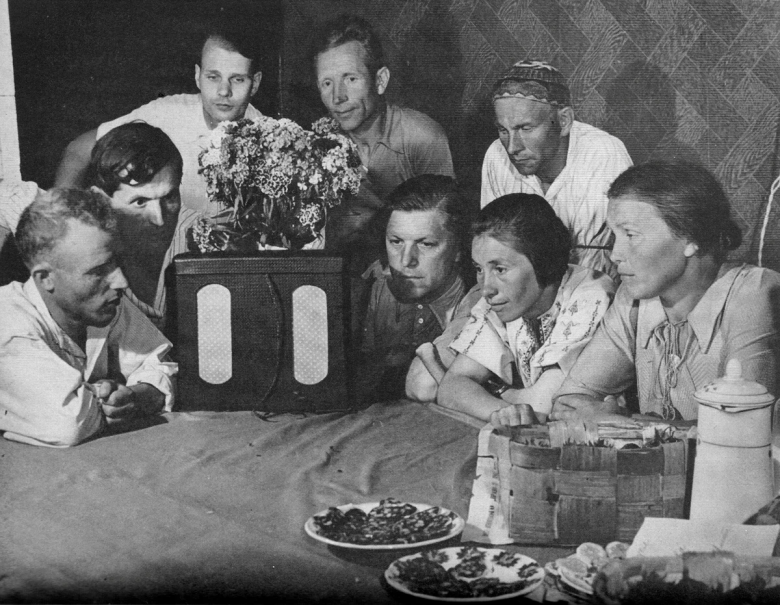 Члены колхоза «Путь Ильича» слушают сводку Совинформбюро. Август 1941