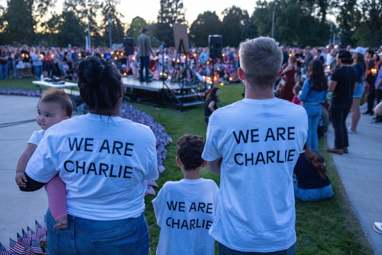 Люди в футболках с надписью «Мы – Чарли» отдают дань памяти правому активисту Чарли Кирку во время бдения с зажженными свечами у импровизированного мемориала в Мемориальном парке в Прово, штат Юта, 12 сентября 2025 года