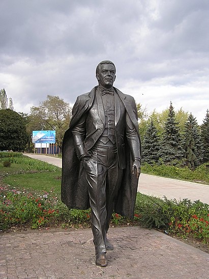 Памятник Иосифу Кобзону в Донецке, установленный в 2003 году. Скульптор – Александр Рукавишников