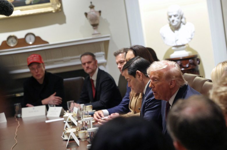 Вашингтон, Белый дом, 24 марта 2025 года. Президент США Дональд Трамп, госсекретарь США Марко Рубио (по левую руку от Трампа) и гендиректор Tesla Илон Маск на заседании кабинета министров