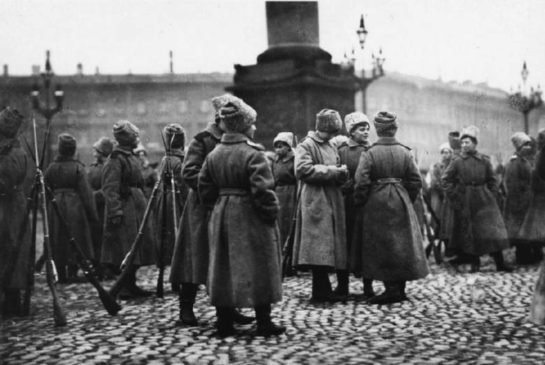 Женщины-военнослужащие 1-го Петроградского женского батальона на площади перед Зимним дворцом, октябрь 1917 г. (любезно предоставлено Государственным центральным музеем современной истории России, Москва)