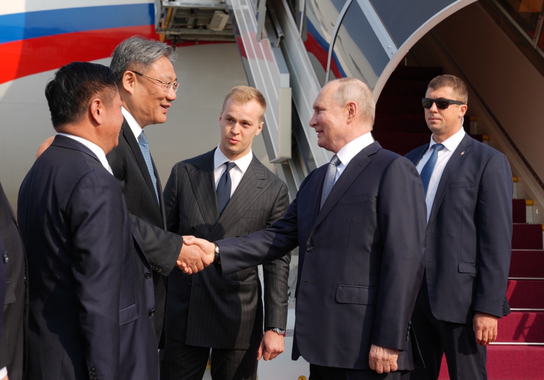 Владимир Путин прибыл в Пекин на Третий форум "Один пояс - один путь". Его встречает министр коммерции КНР Ван Вэньтао. 17 октября 2023 года.