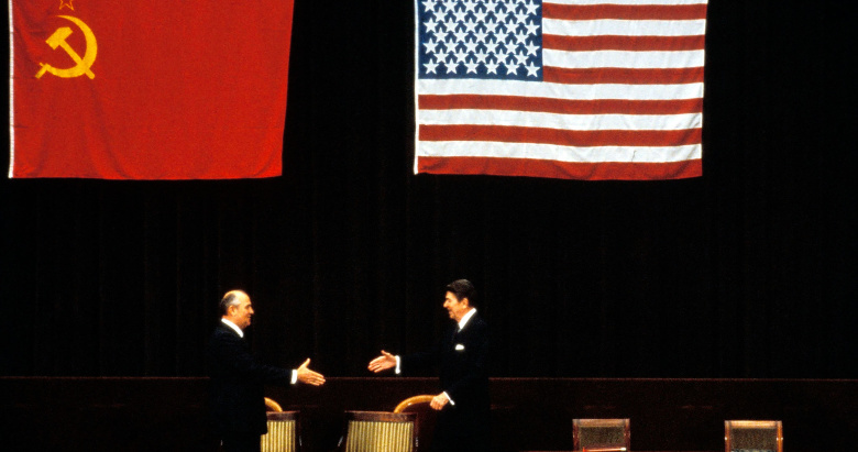Михаил Горбачев и Рональд Рейган на саммите в Женеве.  1985 год.