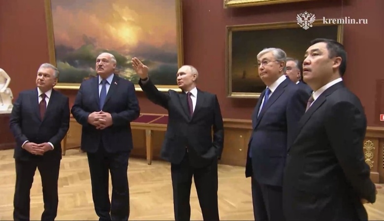 Владимир Путин с лидерами стран СНГ в Русском музее
