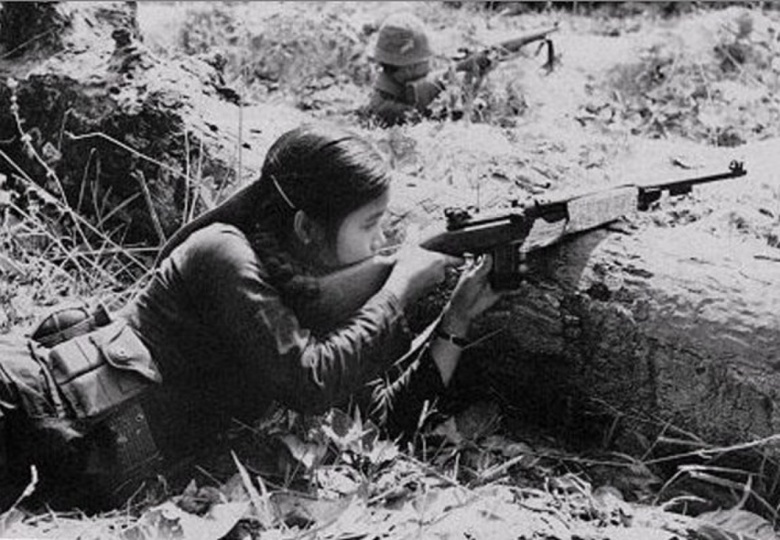 Женщина-стрелок Вьетконга с карабином M1