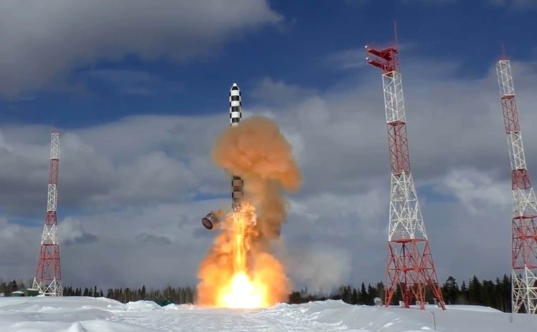 Запуск баллистической ракеты в России