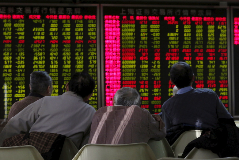 Мужчины наблюдают за сводками с биржи в Пекине